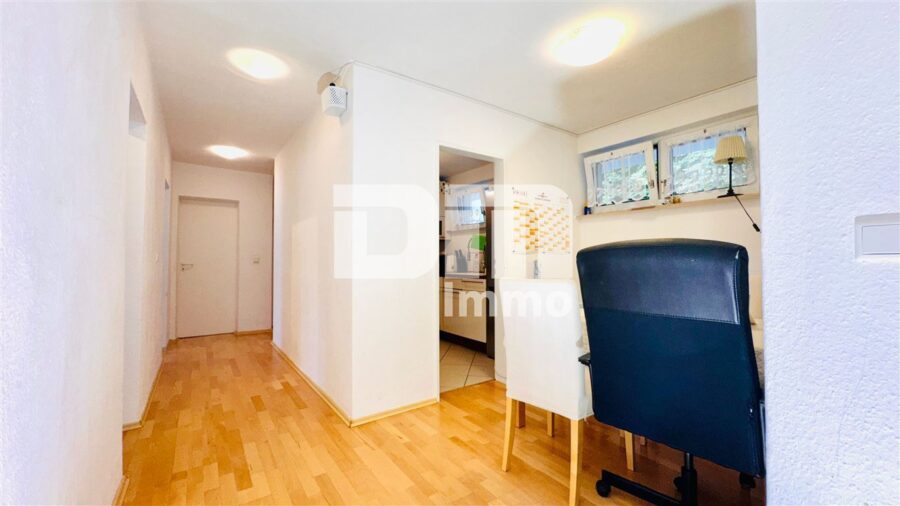 Umfangreich sanierte 4-Zimmerwohnung im EG mit Balkon in hervorragender Wohnlage - Flur / Diele / Essbereich